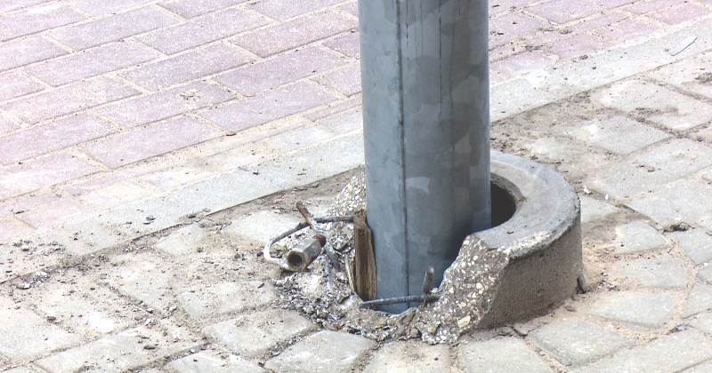 Kūku pagastā ar auto uzbrauc ceļa zīmei un akas grodam