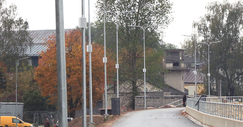 Tauta ziņo: uz aizsargdambja skano&scaron;ās mūzikas dēļ "vibrē gultas"