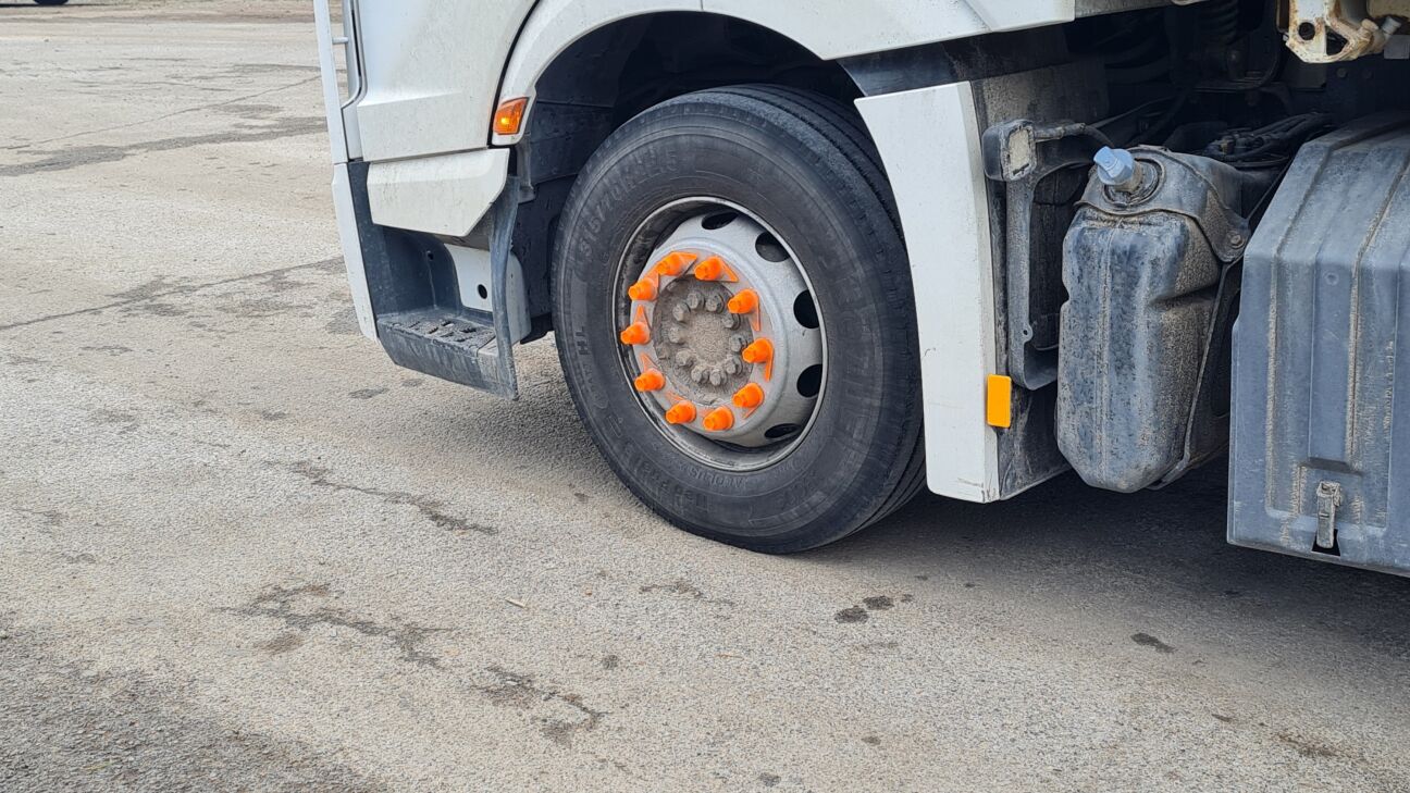 Kravas auto šoferis nepietiekami pieskrūvē riepu un izraisa sadursmi