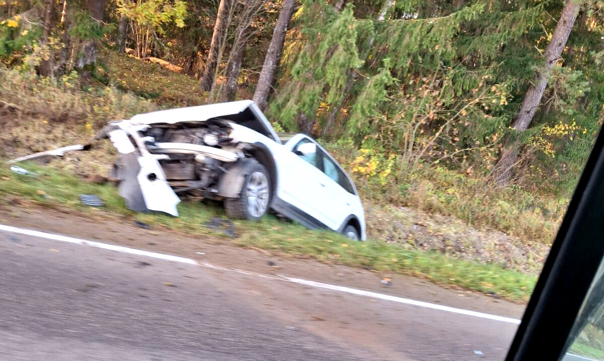 Autoceļa posmā Sala – Sēlija divas automašīnas iebrauc grāvī