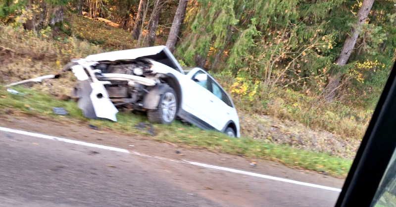Autoceļa posmā Sala &ndash; Sēlija divas automa&scaron;īnas iebrauc grāvī