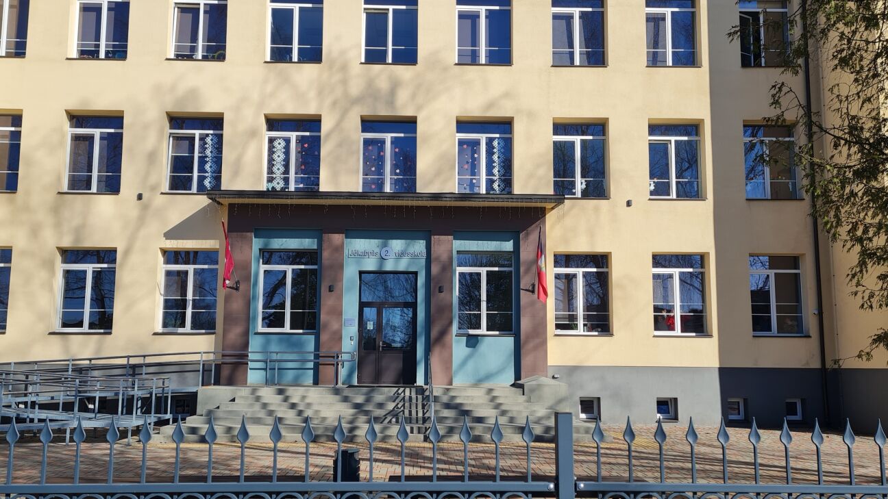 Skola, kas vieno abus Daugavas krastus, cīnās par pastāvēšanu