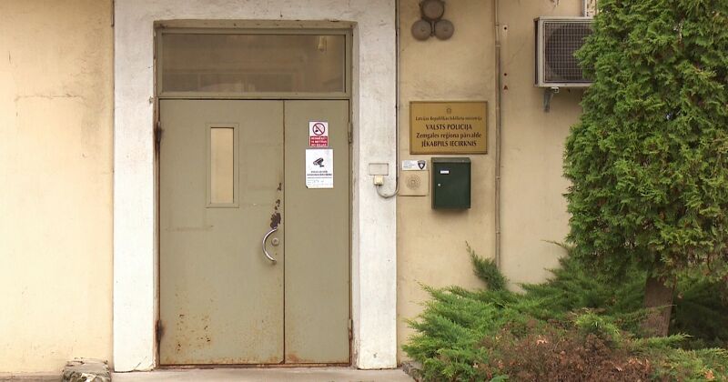 Aizstāvot jēkabpilie&scaron;u intereses, deputāts attopas policijas iecirknī