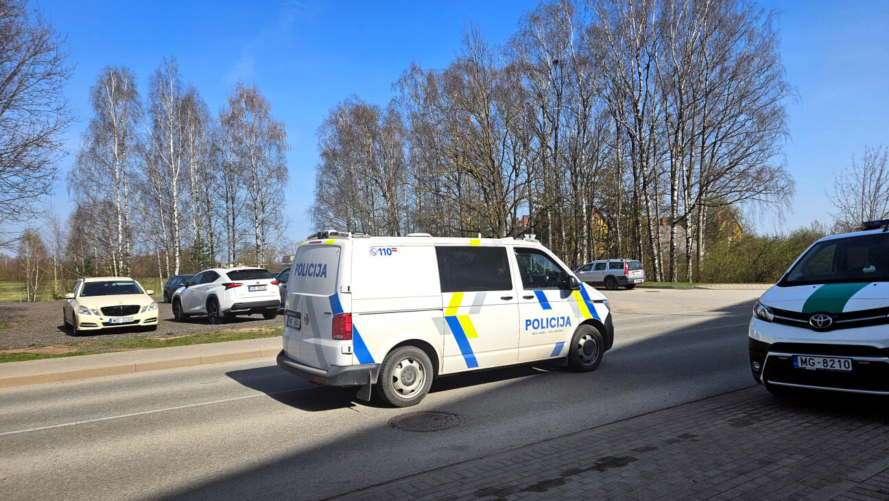 Jēkabpilī jaunietis ar auto sabojā citus spēkratus