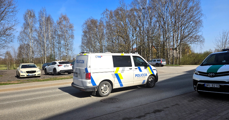 Jēkabpilī jaunietis ar auto sabojā citus spēkratus