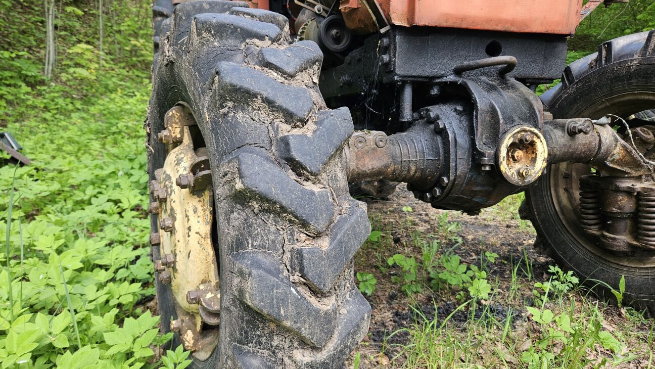 Mežāres pagastā ceļu nesadala evakuators un traktors