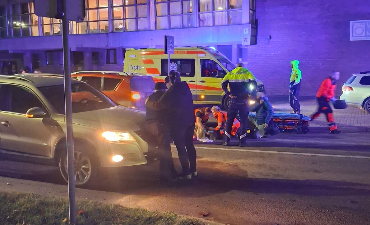 Jēkabpilī uz gājēju pārejas notriekta sieviete un bērns