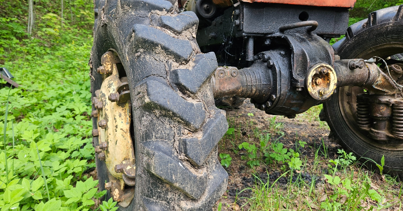 Mežāres pagastā ceļu nesadala evakuators un traktors