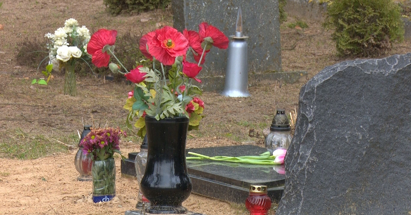 Svaiga kopiņa blakus Rusiņa noslepkavotās sievietes kapam atgādina par smago noziegumu