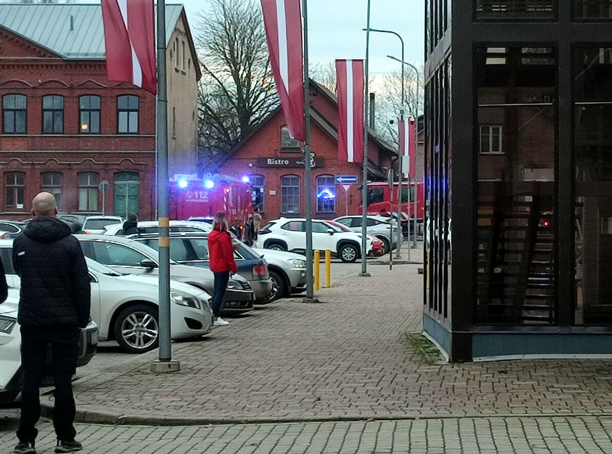 Degošu sodrēju dēļ uz Pasta ielu steidzas divas ugunsdzēsēju autocisternas