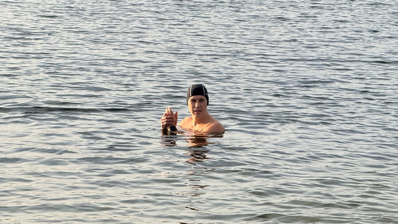 Vai tu spētu ielīst ledainā ūdenī? “Jēkabpils Roņi” rāda, kā