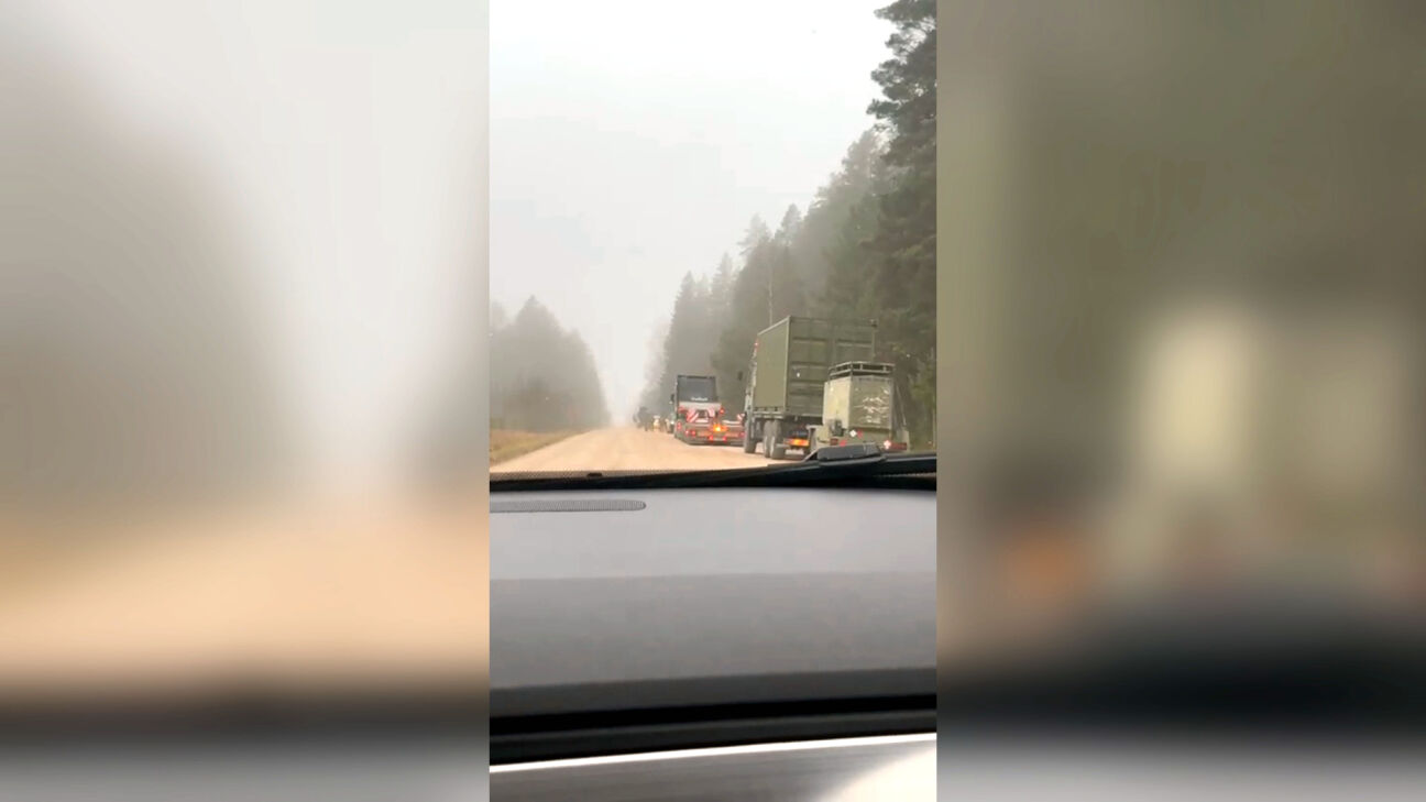 Seces pagastā militārā transportlīdzekļa pārvadāšana beidzas grāvī