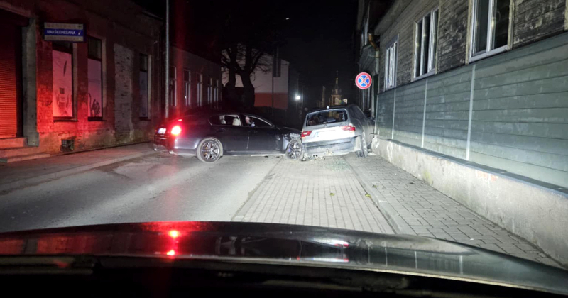Jēkabpilī &ldquo;Lexus&rdquo; vadītājs sabojā citu auto un dzīvojamās mājas sienu