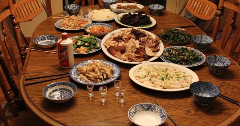 Jēkabpils ielās sastaptie iedzīvotāji atzīst &ndash; svētku laikā sanāk ēst vairāk