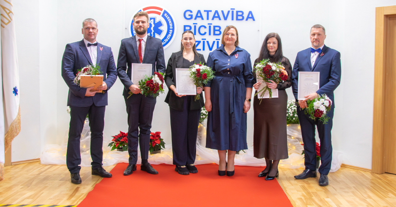 Se&scaron;i Jēkabpils mediķi saņem NMPD Atzinības rakstu 