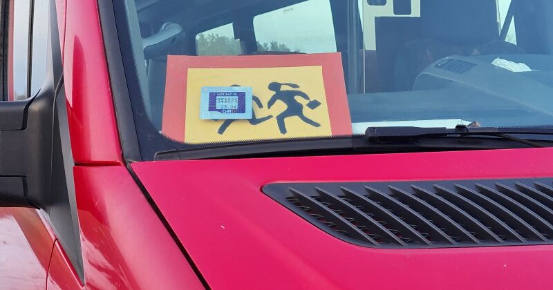 Kūku pagastā &ldquo;Ford&rdquo; saduras ar skolēnu autobusu; cietusi viena persona