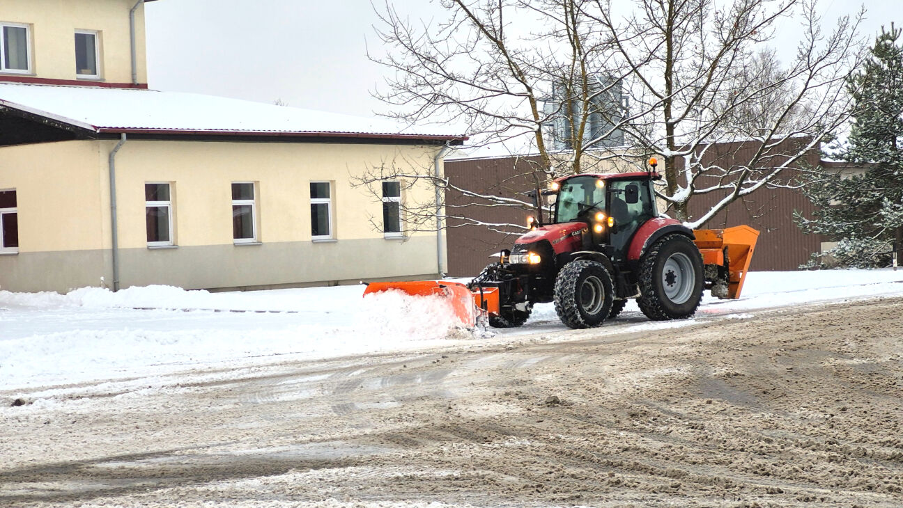 Sniega tīrītājiem Jēkabpilī darbs sācies četros no rīta