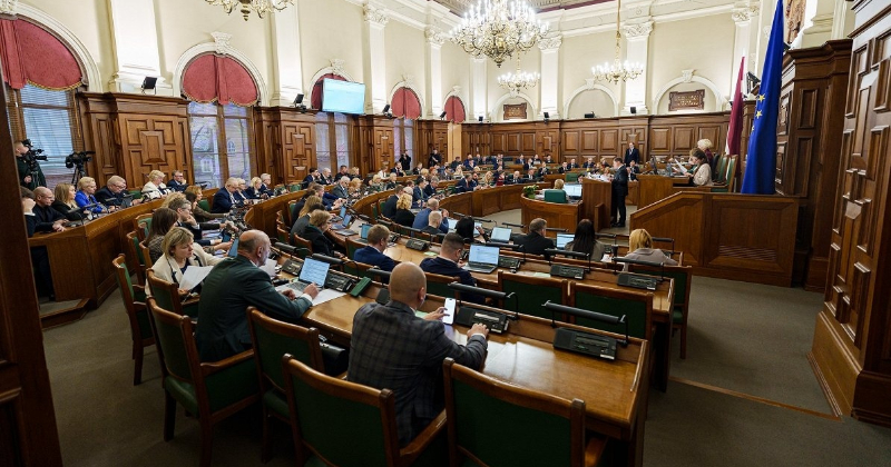 Lielāki pabalsti bērniem un lētāka maize: Saeima apstiprina 2026. gada budžetu