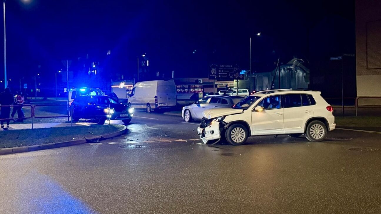 Draudzības Alejas un Viestura ielas krustojumā saskrienas divi spēkrati