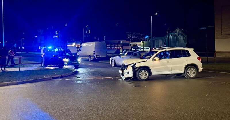 Draudzības Alejas un Viestura ielas krustojumā saskrienas divi spēkrati