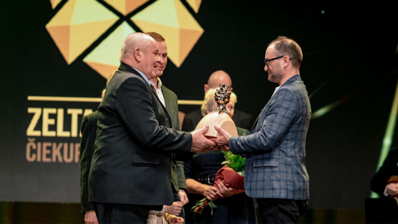 Aizkraukles novada mežsaimnieki Elkšņi saņem balvu 