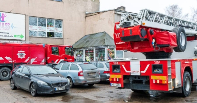 Biju&scaron;ā universālveikalā izceļas ugunsgrēks &ndash; apmeklētāji spiesti evakuēties