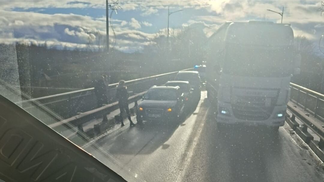 Trīs auto sadursme uz tilta pār Daugavu paralizē satiksmi Jēkabpilī (PAPILDINĀTS)