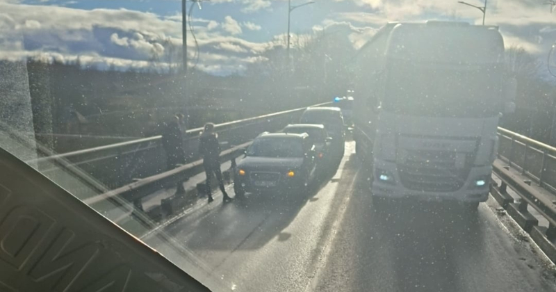 Trīs auto sadursme uz tilta pār Daugavu paralizē satiksmi Jēkabpilī (PAPILDINĀTS)