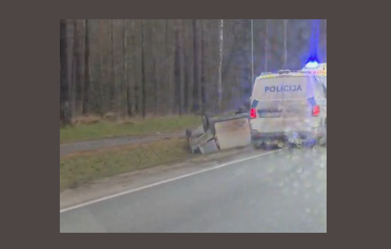 Rīta stundā pie veloceliņa Sala –Jēkabpils apgāžas auto (PAPILDINĀTS)