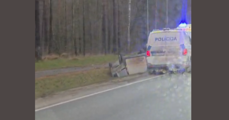 Rīta stundā pie veloceliņa Sala &ndash;Jēkabpils apgāžas auto (PAPILDINĀTS)