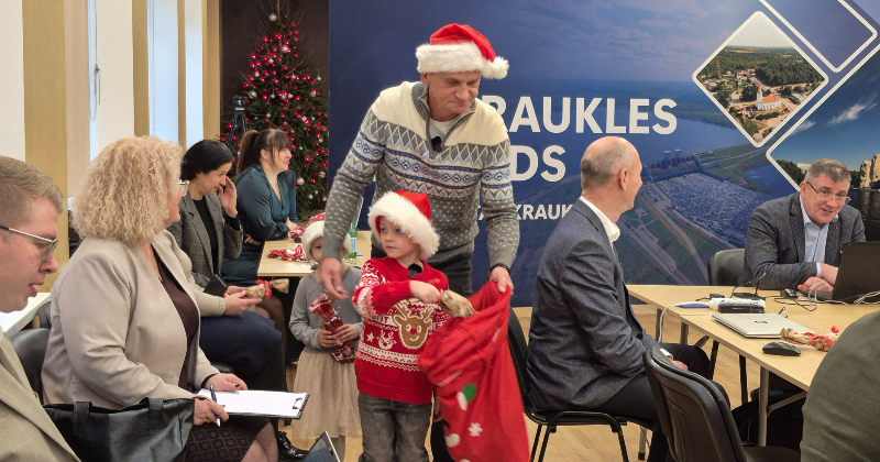 Konfektes deputātiem &ndash; pļaviņie&scaron;i aicina sadzirdēt bērnu lūgumu