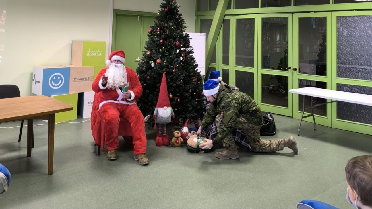 Kanādas karavīri Jēkabpils slimnīcā īsteno iniciatīvu “Operācija Ho Ho Ho”