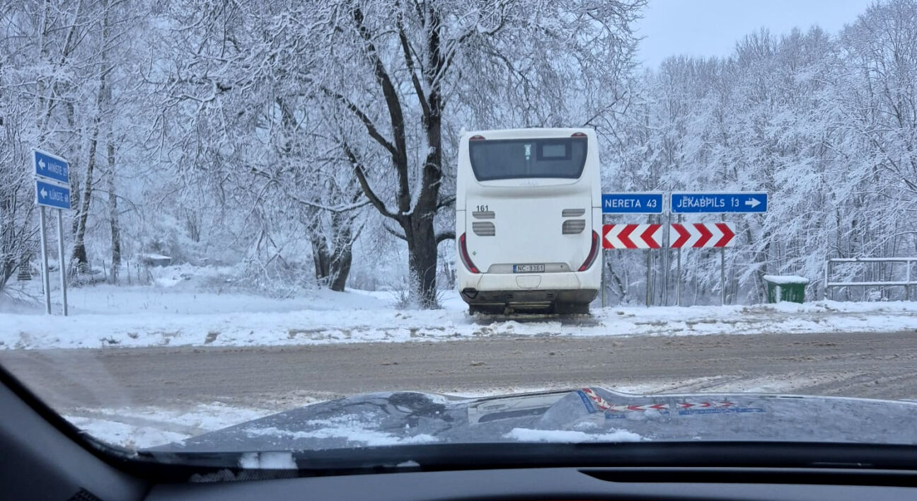 Autobuss grāvī, uzbrukums policistam un cietušie avārijās – Jaungada brīvdienas Jēkabpils novadā