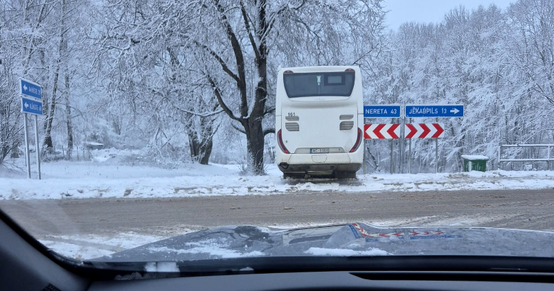 Autobuss grāvī, uzbrukums policistam un cietu&scaron;ie avārijās &ndash; Jaungada brīvdienas Jēkabpils novadā