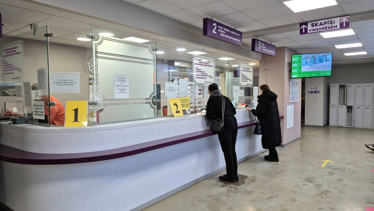 Jēkabpils reģionālajā slimnīcā robotzvans atvieglo reģistratūras darbu