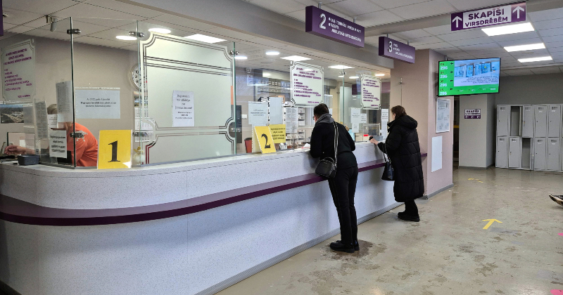 Jēkabpils reģionālajā slimnīcā robotzvans atvieglo reģistratūras darbu