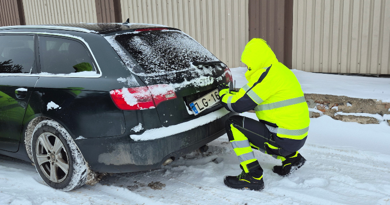Reids Jēkabpilī: nodilu&scaron;u riepu dēļ zaudē auto numura zīmes