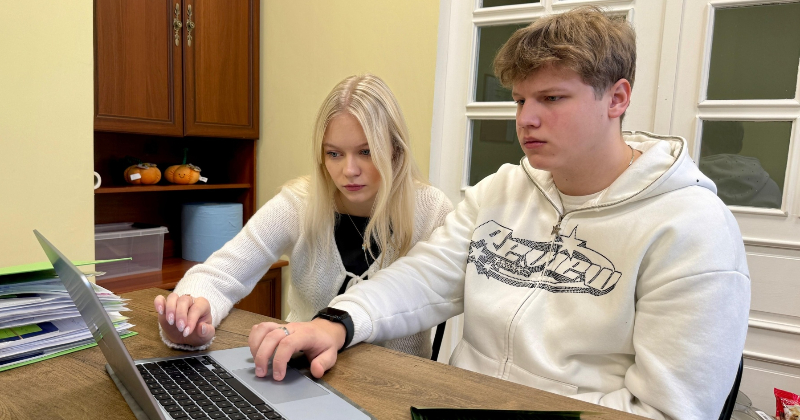 Jēkabpils jaunie&scaron;i atklāj satrauco&scaron;us faktus par suņu baro&scaron;anas paradumiem