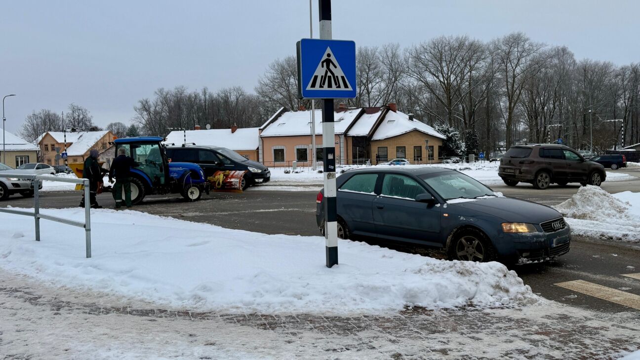 Jēkabpilī sieviete ar “Audi” ietriecas SIA “Jēkabpils pakalpojumi” traktorā