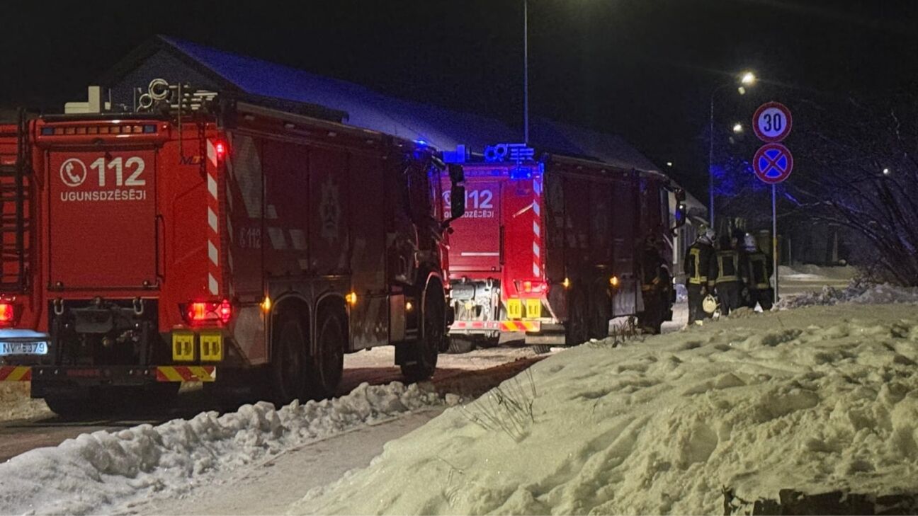 Pasta ielā deg dzīvoklis – viens cilvēks cietis, glābēji izglābj mājdzīvnieku