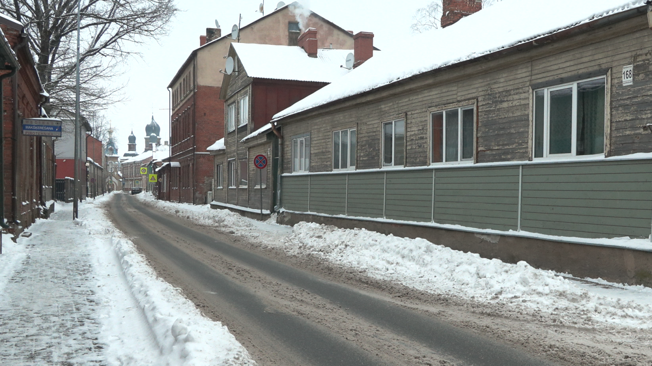 Tauta ziņo: sniegs apgrūtina dzīvi gan gājējiem, gan autobraucējiem