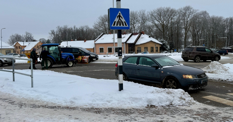 Jēkabpilī sieviete ar &ldquo;Audi&rdquo; ietriecas SIA &ldquo;Jēkabpils pakalpojumi&rdquo; traktorā