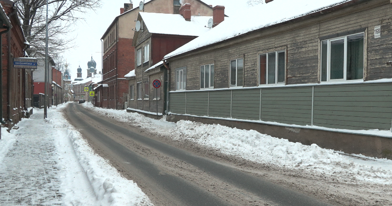 Tauta ziņo: sniegs apgrūtina dzīvi gan gājējiem, gan autobraucējiem