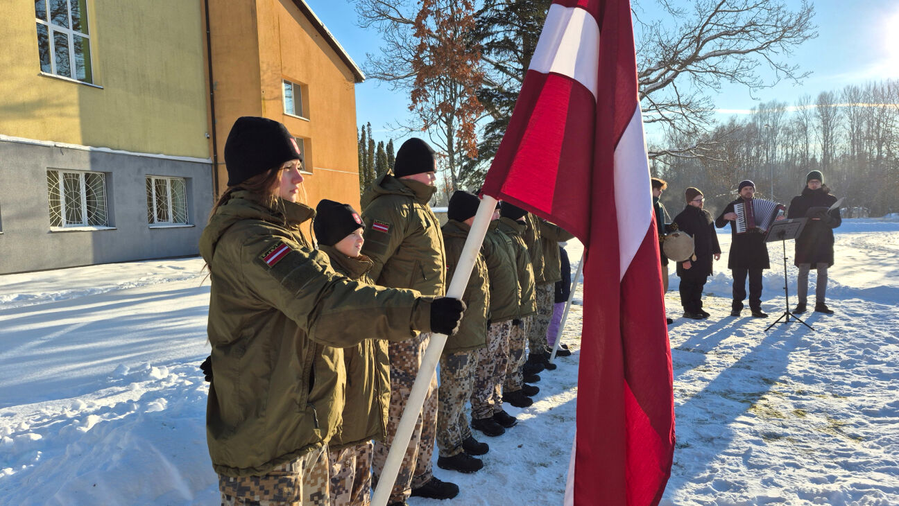 Sūnu pamatskolā barikāžu atceres laikā uzņem jaunos jaunsargus