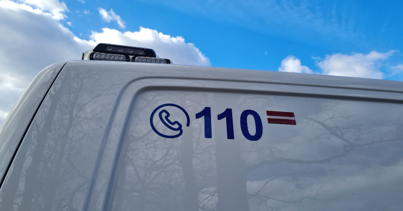 Krustojumā Kalna pagastā saduras &ldquo;Mitsubishi&rdquo; un kokvedējs