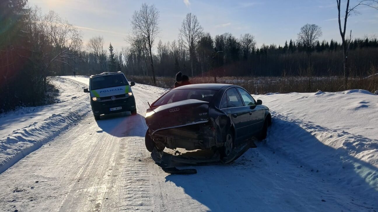 Viesītes pusē “Audi” izraisījis sadursmi ar pretim braucošu auto 