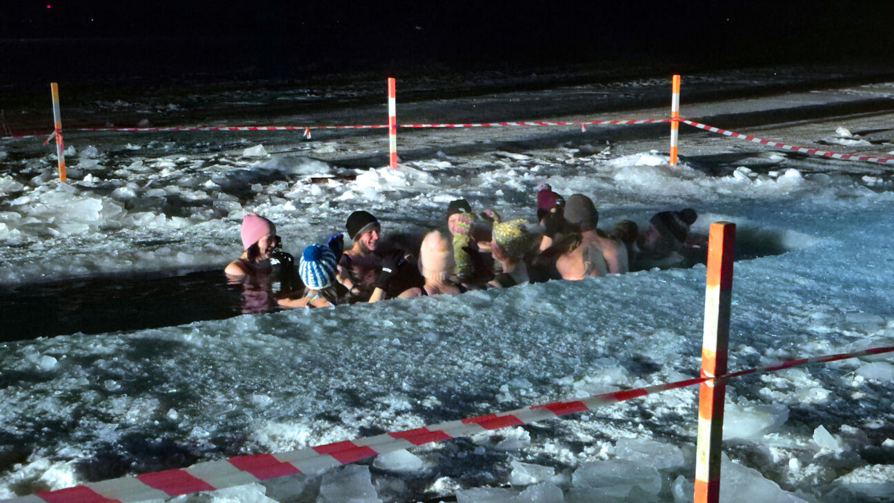 Jēkabpilieši bauda pusnakts peldi āliņģī