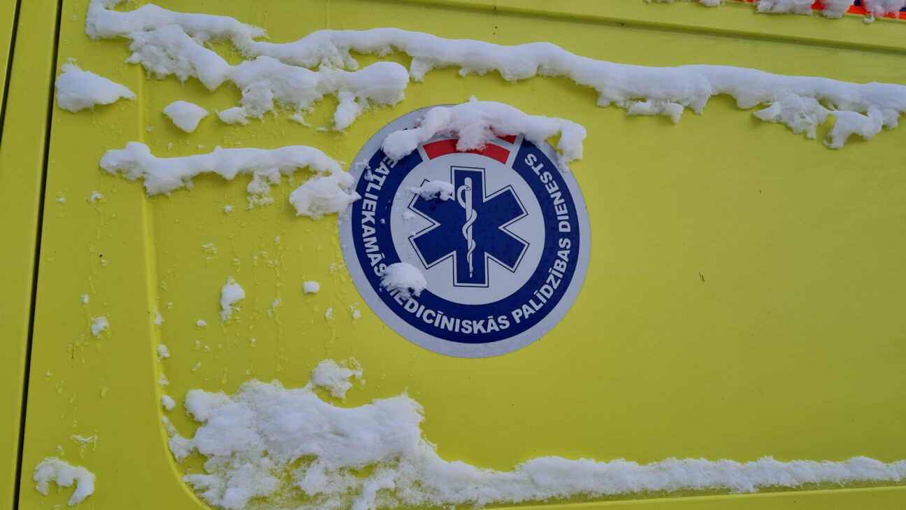 Mežāres pagastā saslīd auto - viens cietušais