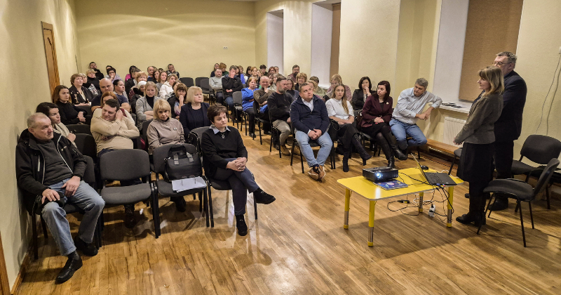 Bērnu vecāki sa&scaron;utu&scaron;i par ieceri slēgt Dignājas pamatskolu