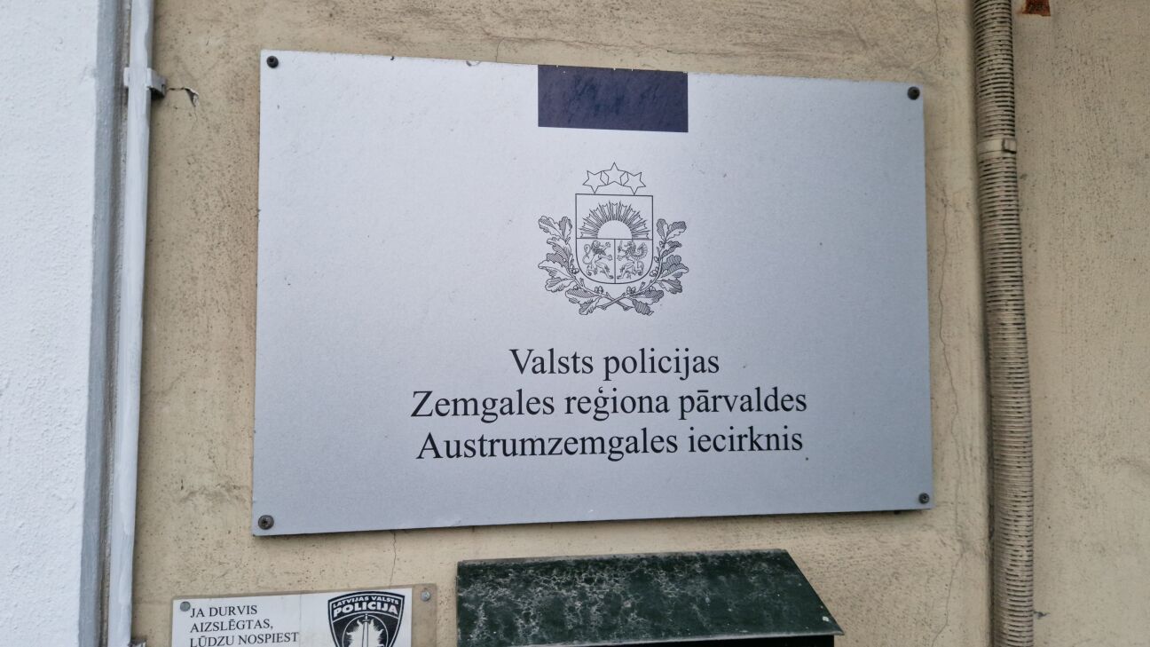 Salas pagastā saduras trīs spēkrati, Jēkabpilī “BMW” ietriecas ceļa zīmē 